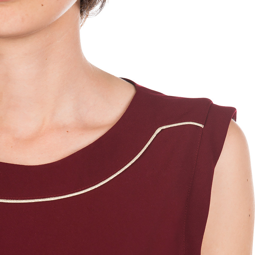 Top de grossesse sans manches en crêpe avec détails dorés et ouverture dos 