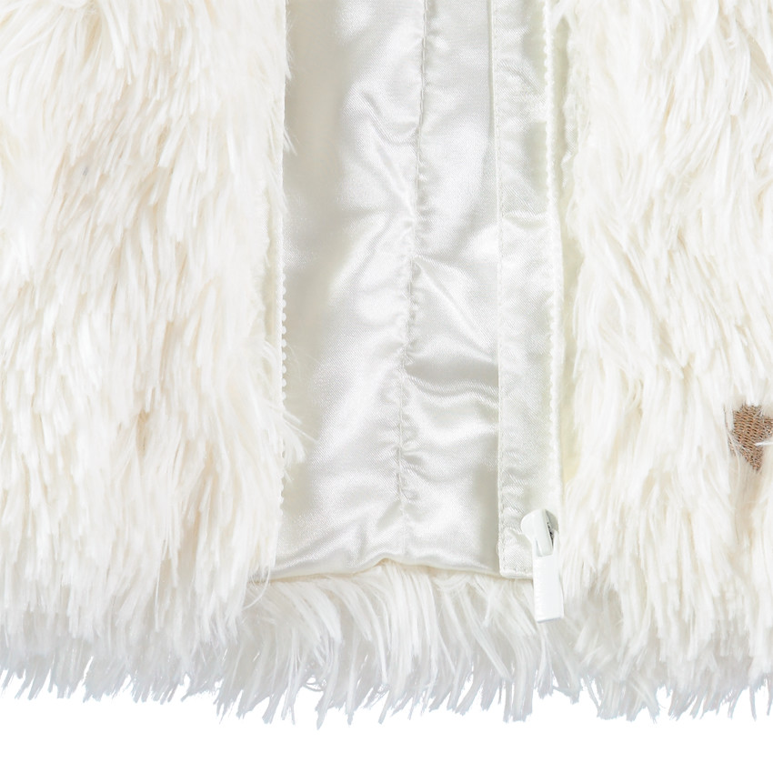 Gilet en fausse fourrure avec ceinture pailletée et fleur brodée 