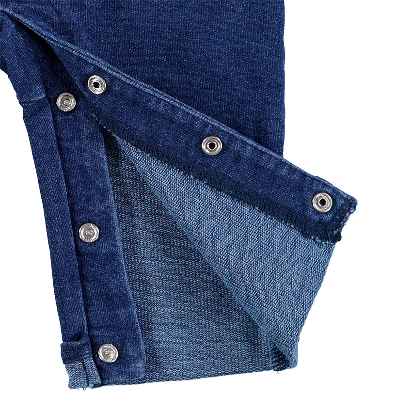 Ensemble polo uni et salopette effet jeans avec singe brodé 