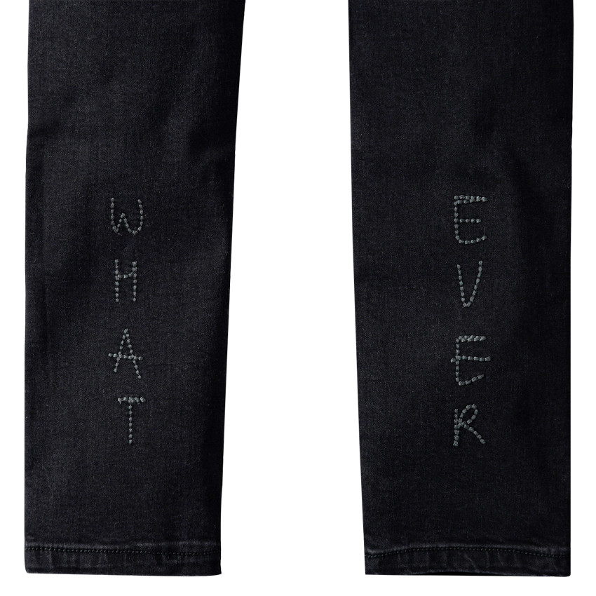 Jean effet used avec broderies au dos  