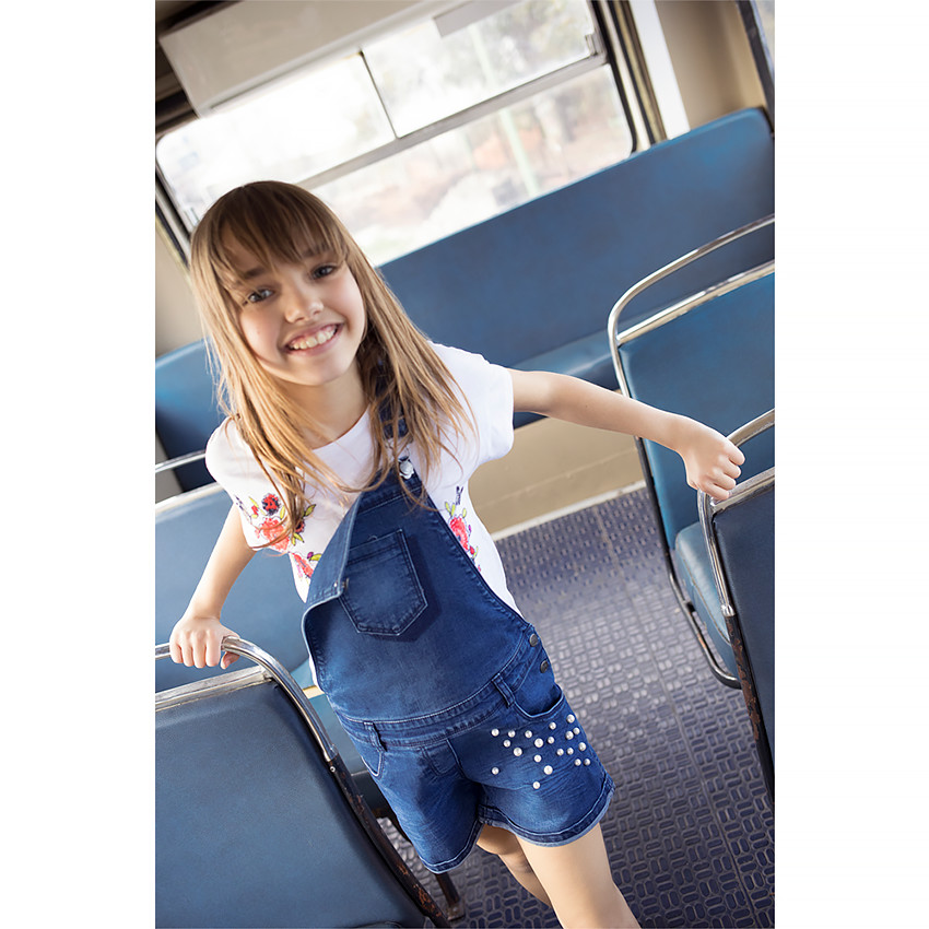Salopette short en jeans avec perles fantaisie 