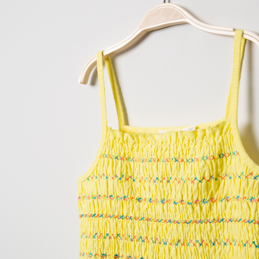 Robe à fines bretelles et smockes 