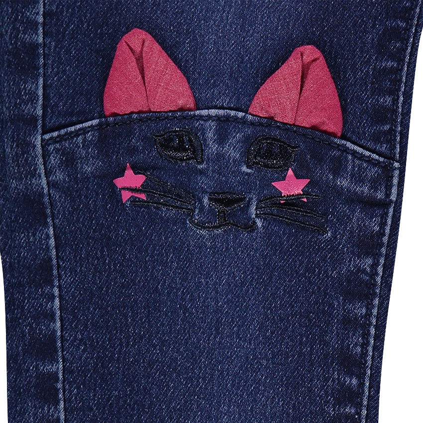 Jeans en moleton effet used avec broderies et découpe forme chat  