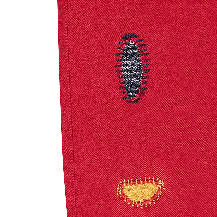 Pantalon rouge avec déchirures fantaisie 
