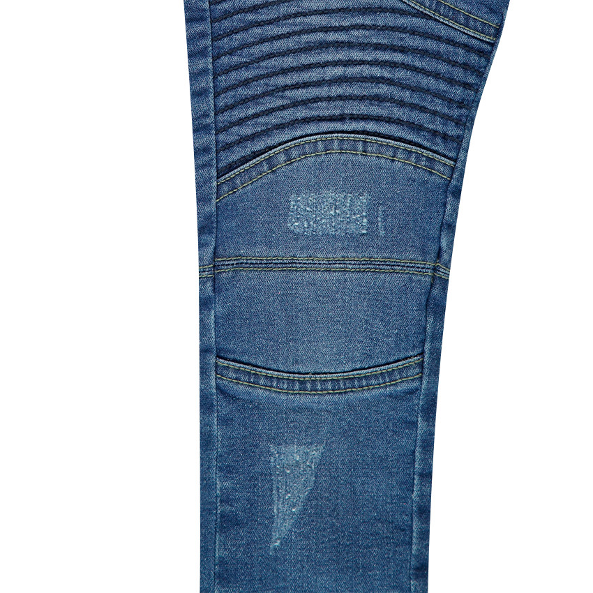 Jeans effet used et crinkle doublé jersey avec jeux de découpes 