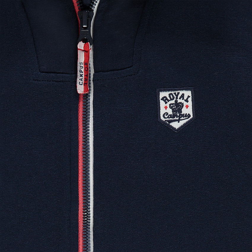 Gilet en molleton avec badge forme écusson et inscription brodée au dos 