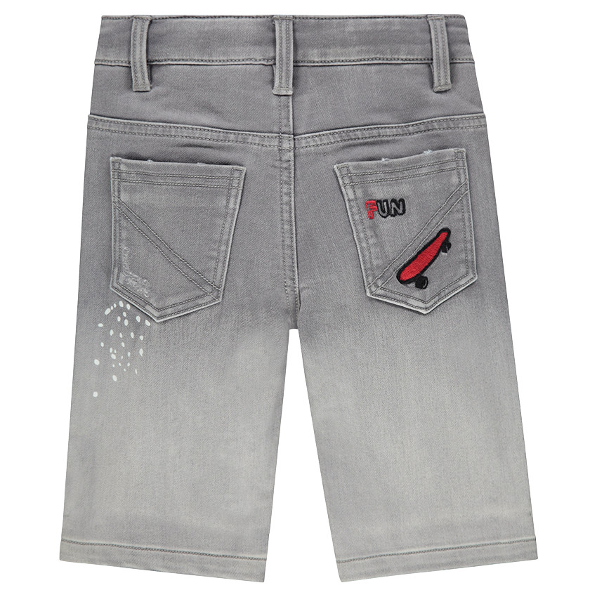 Bermuda en jeans effet used avec effet tacheté et badges fantaisie 