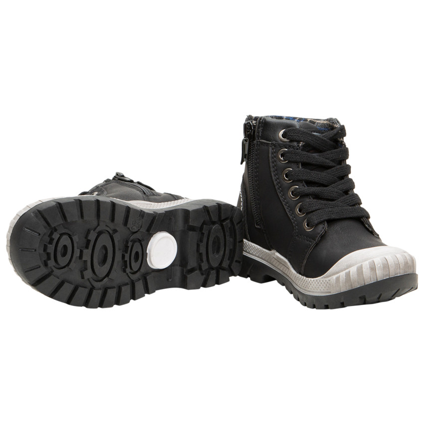 Bottillons effet cuir grainé avec badge en gomme 