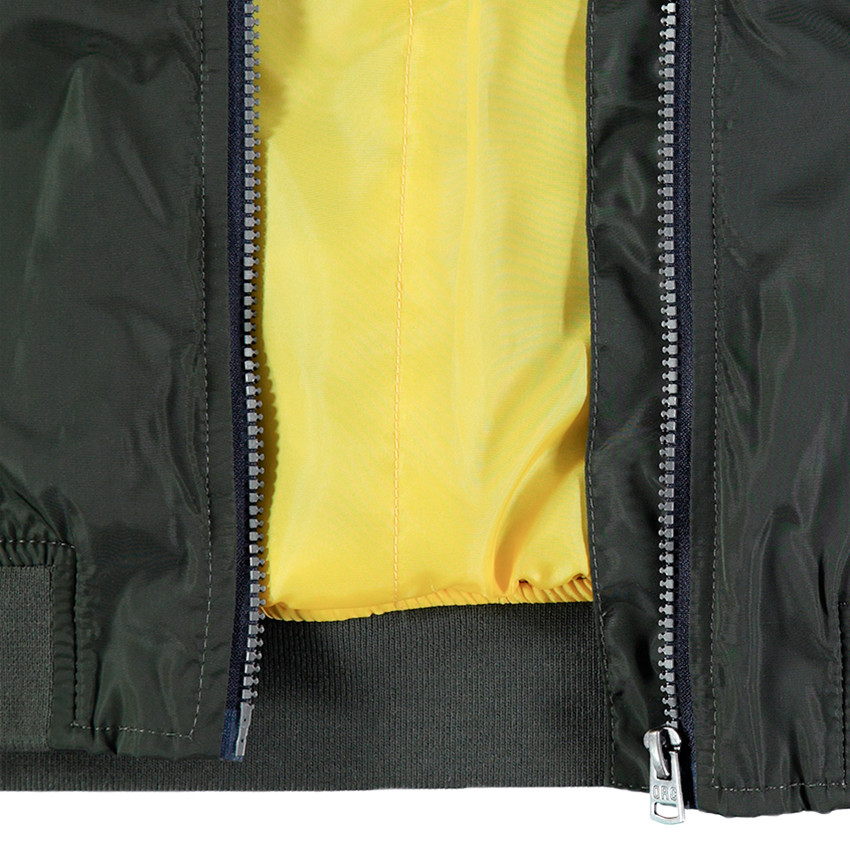 Blouson kaki à larges poches zippées et capuche printée en molleton 