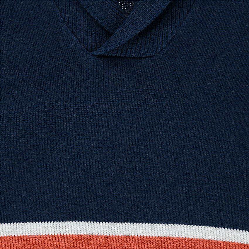 Pull en tricot avec rayures contrastées en jacquard et col châle 