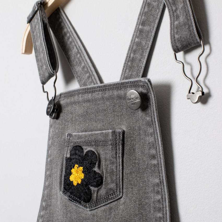 Salopette effet used à fleurs brodées 