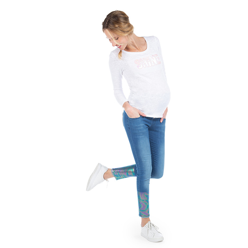 Jeans de grossesse 7/8ème avec enduction effet arc-en-ciel 