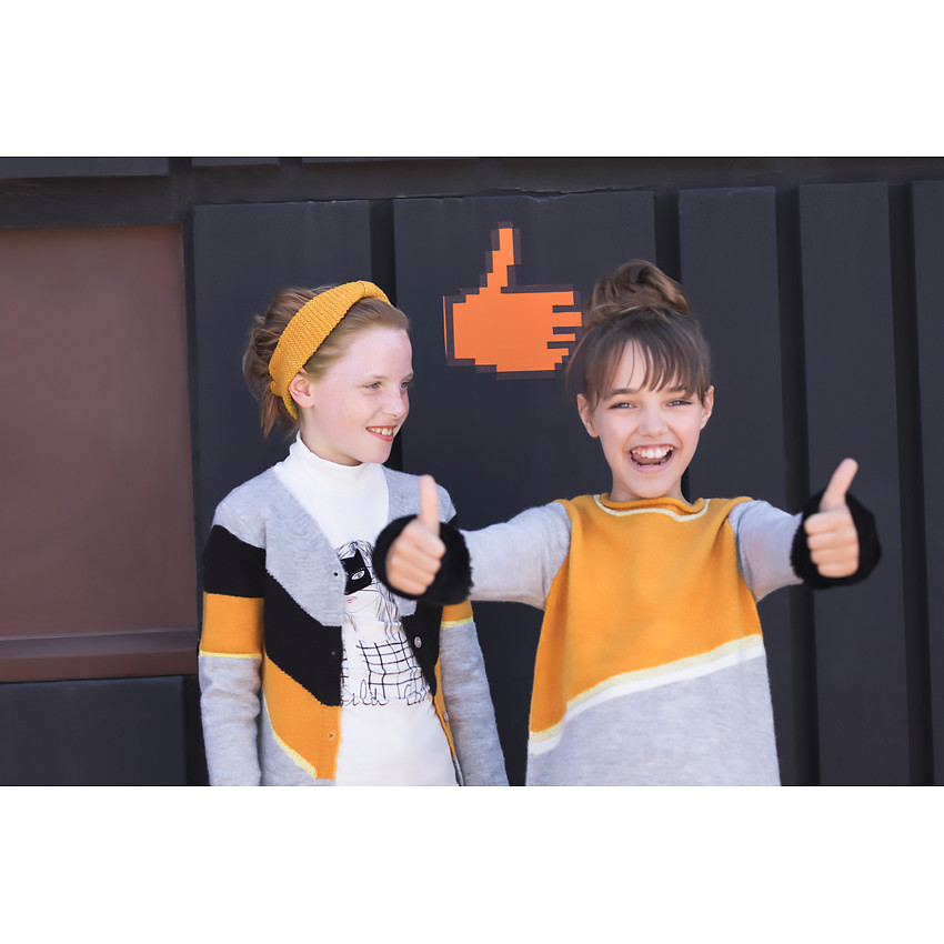 Robe manches longues en tricot avec jeux de contrastes et détails fausse fourrure 