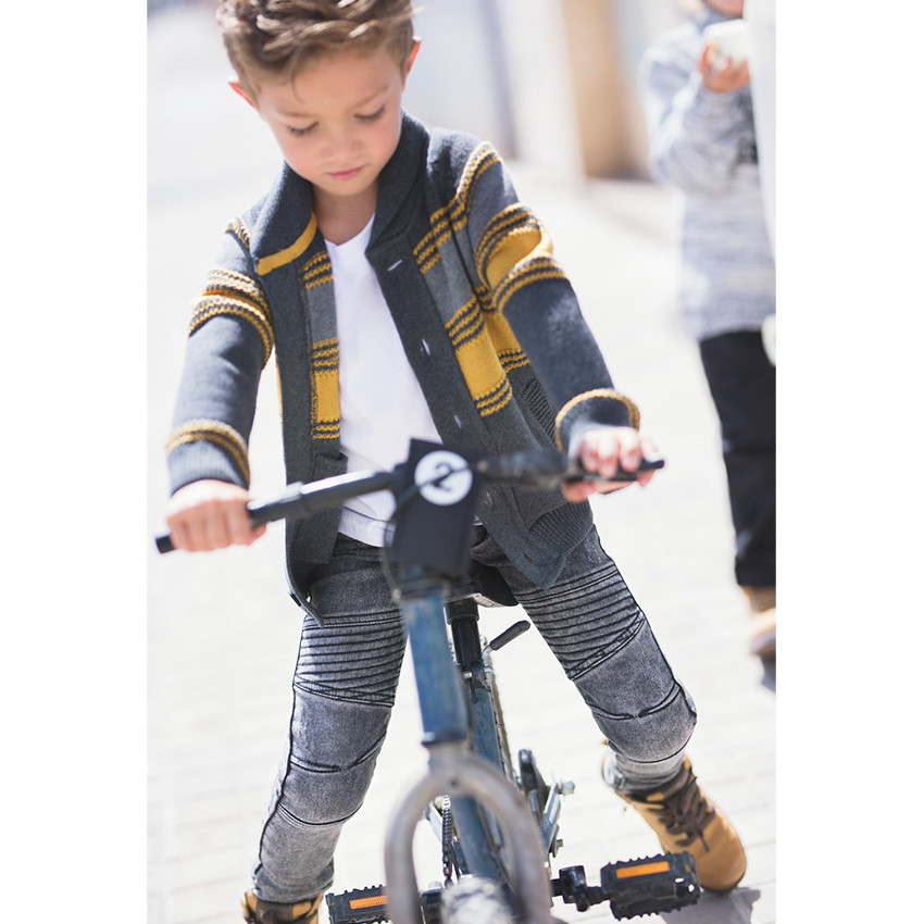 Gilet en tricot avec rayures contrastées en jacquard 