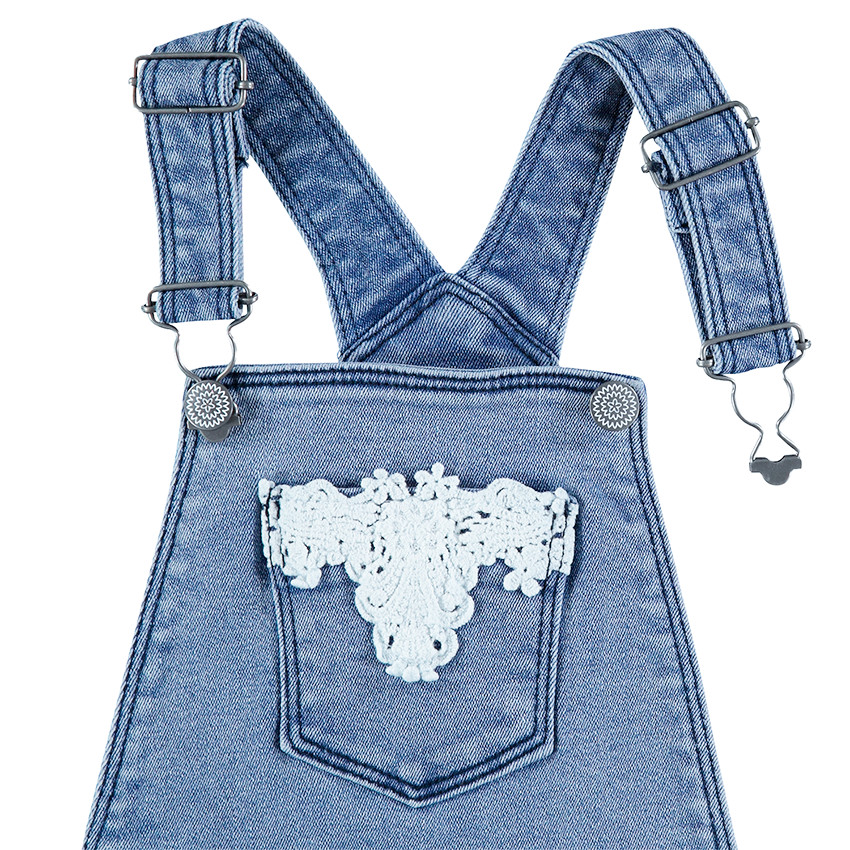 Salopette courte en jeans avec empiècements en dentelle 