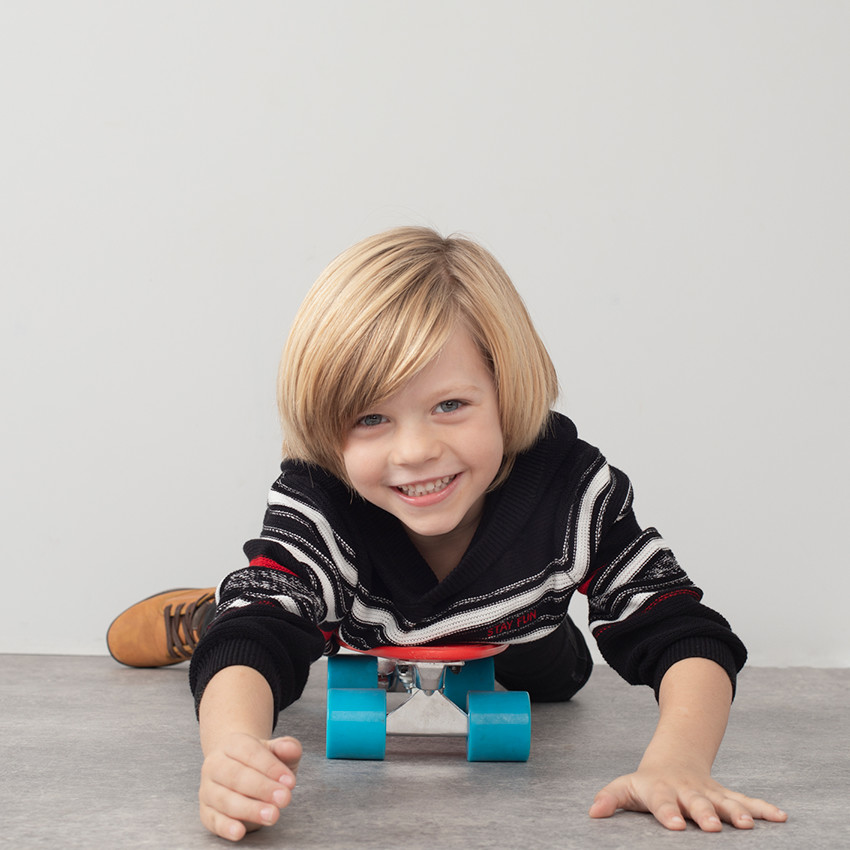 Pull à capuche en tricot avec rayures contrastées 