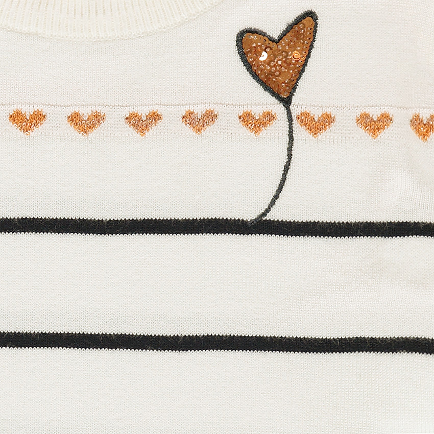 Pull en tricot avec fantaisies sur le devant 