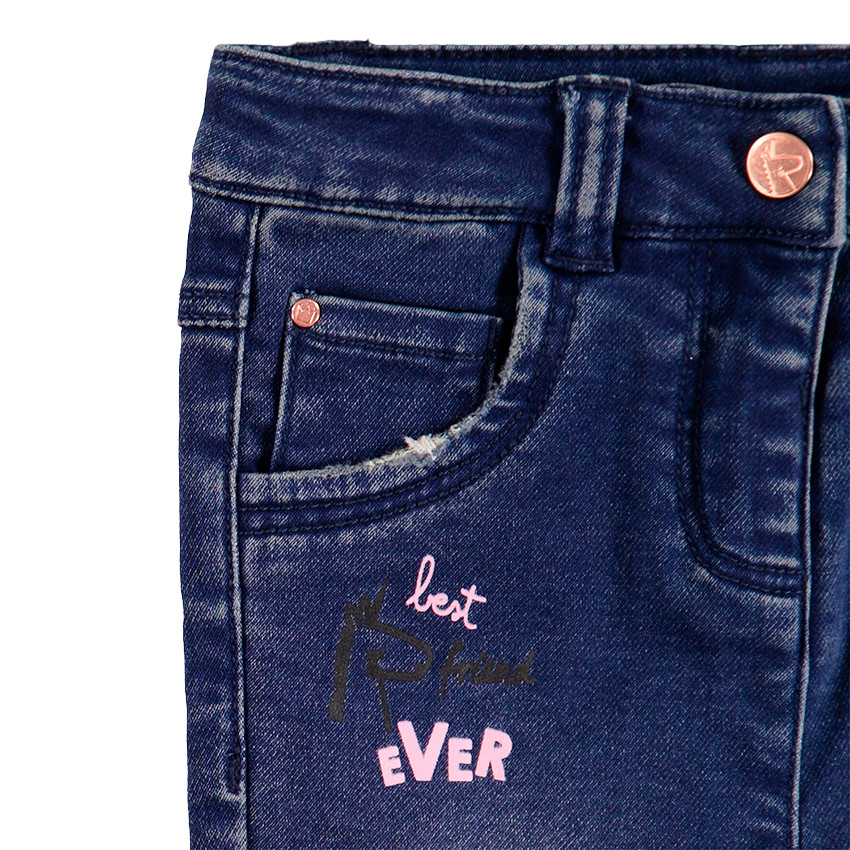 Jeans effet used et crinkle avec syboles colorés printés 