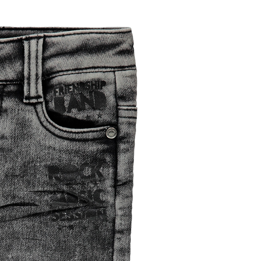Jeans en denim like effet used avec badge guitare 