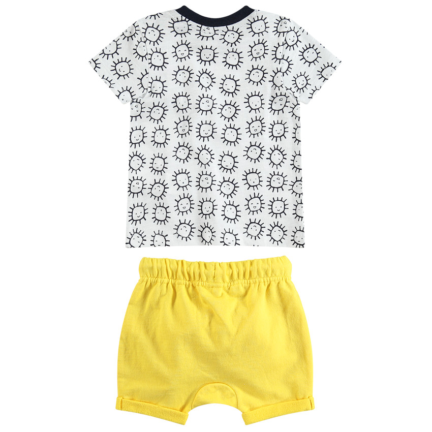 Ensemble avec tee-shirt manches courtes avec soleils all-over et short jaune 