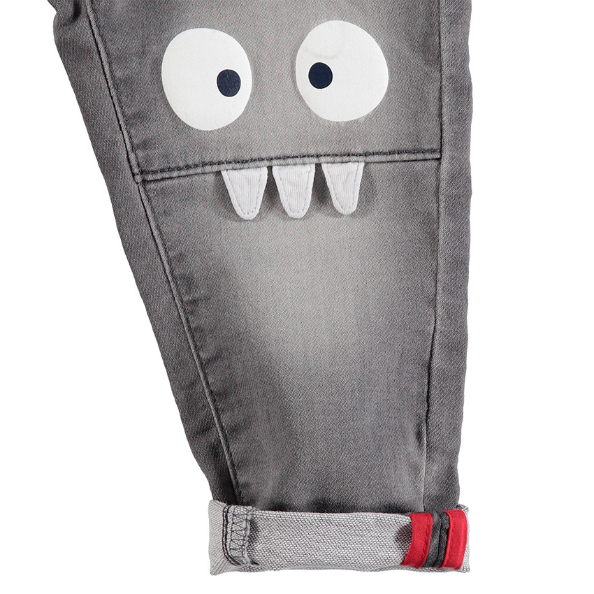 Jean gris effet used et crinkle avec monstres printés sur les genoux 