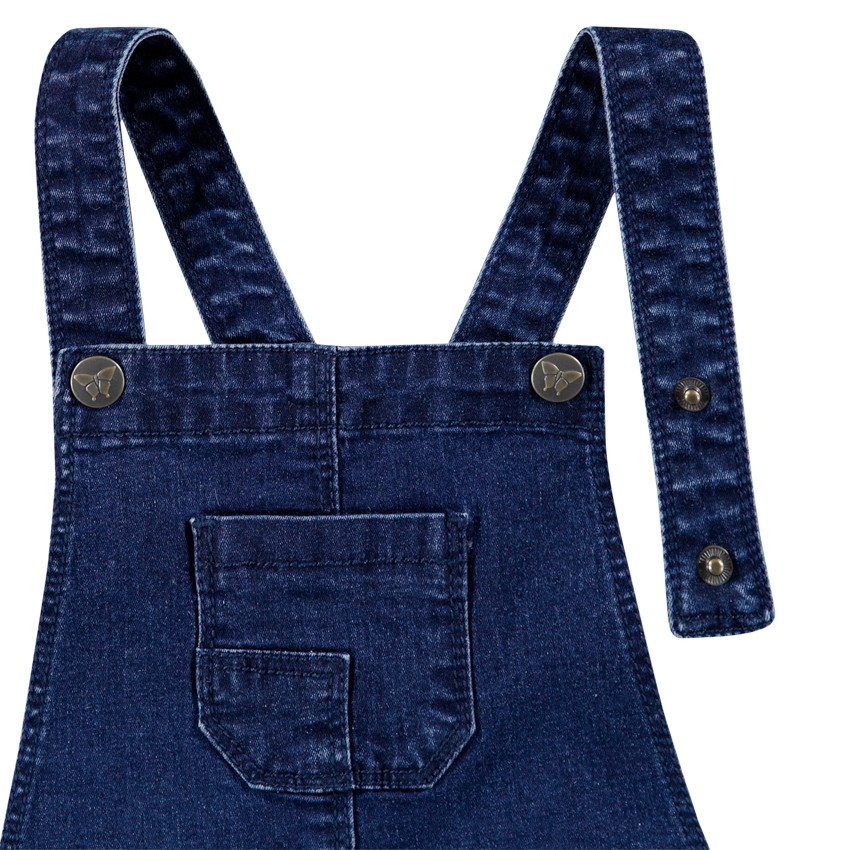 Salopette short en jeans effet used avec papillons brodés 