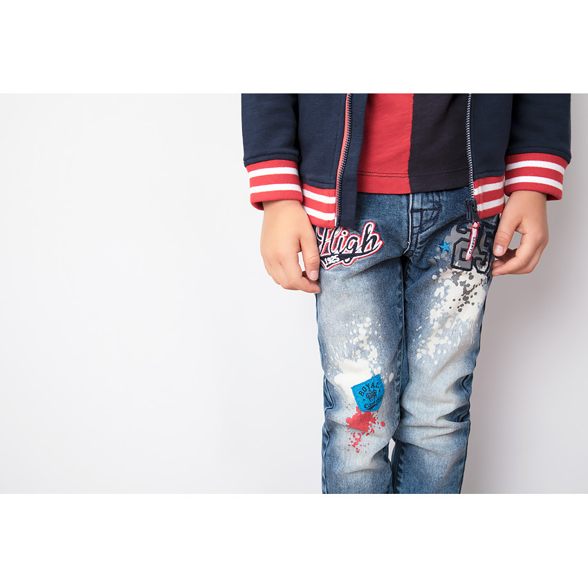 Gilet en molleton avec badge forme écusson et inscription brodée au dos 