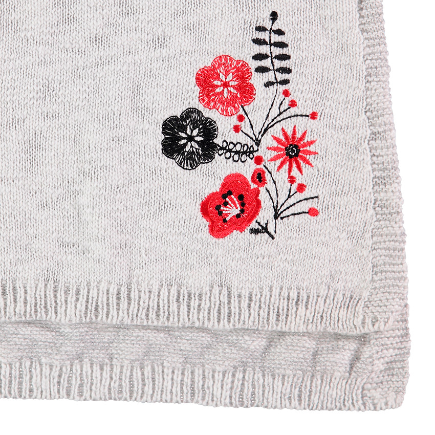 Pull en tricot avec fleurs brodées 