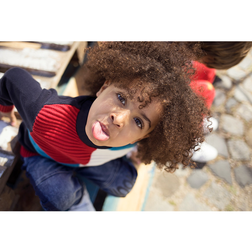 Pull en tricot avec contrastes et zip sur le devant 