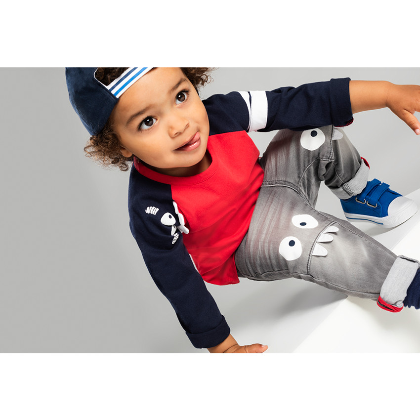 Tee-shirt manches longues bicolore avec monstre printé et dents en relief 