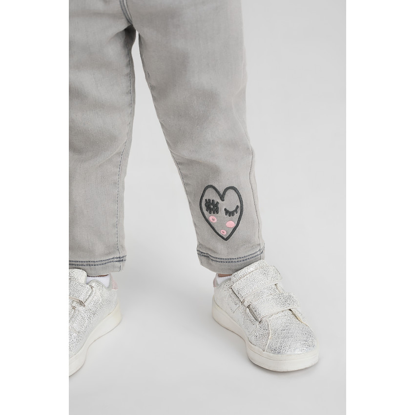 Jeans effet used avec coeurs en sherpa 