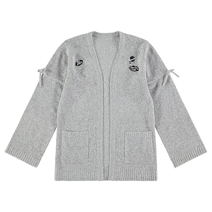Junior - Gilet en tricot chiné avec badges et nouettes 