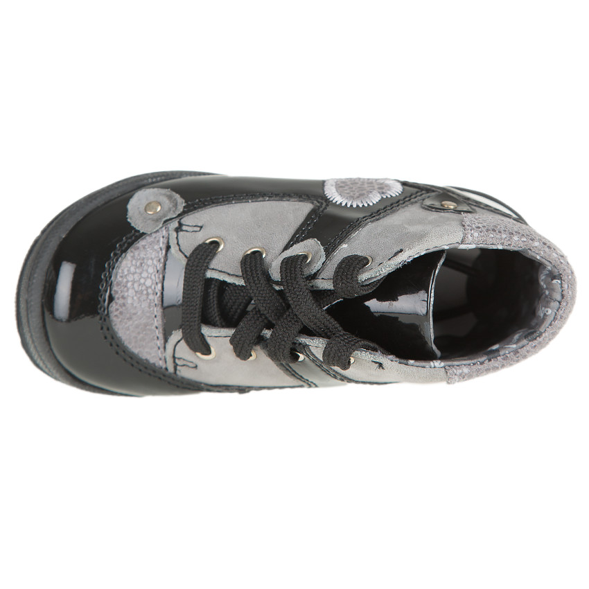 Bottillons à lacets et patchs coeurs  