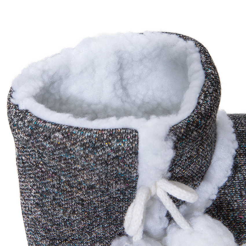 Chaussons forme bottines en tricot avec pompons 