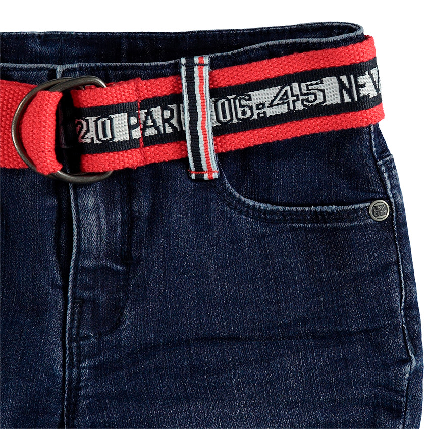 Jean effet used et crinkle avec ceinture rouge imprimée amovible 