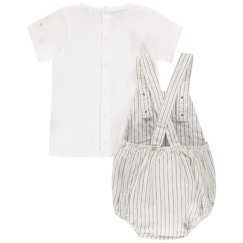 Ensemble avec salopette rayée et t-shirt pressionné 