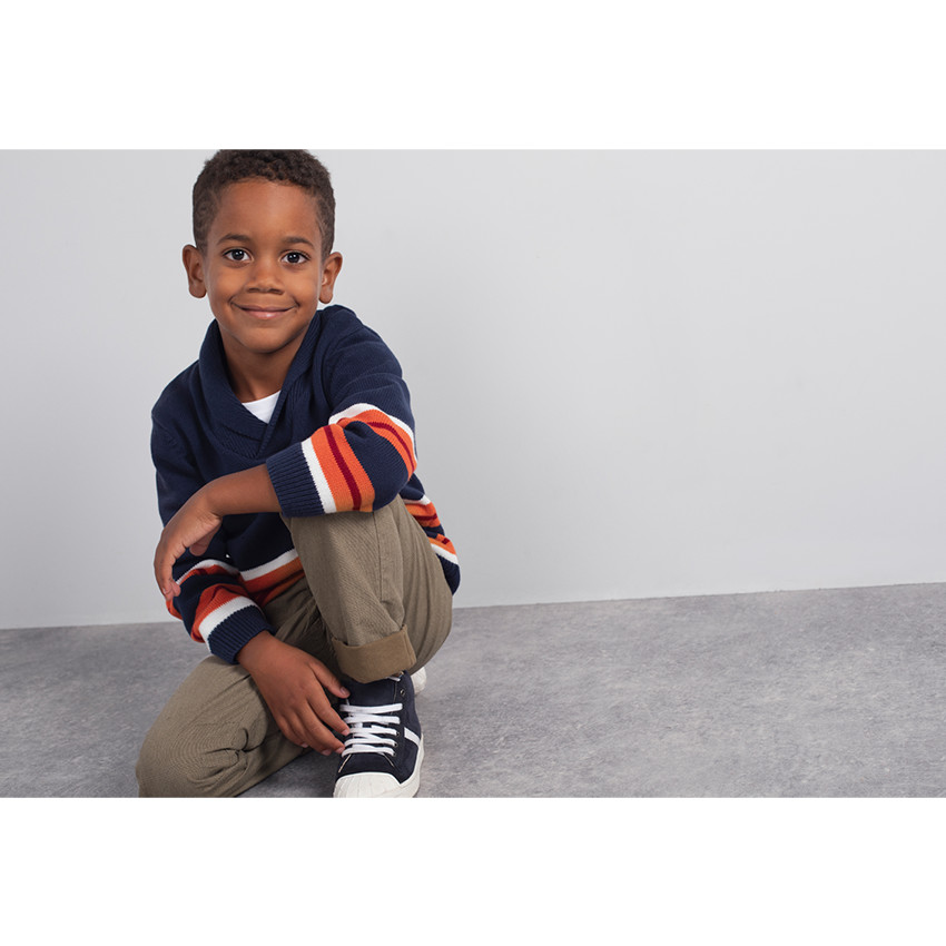 Pull en tricot avec rayures contrastées en jacquard et col châle 