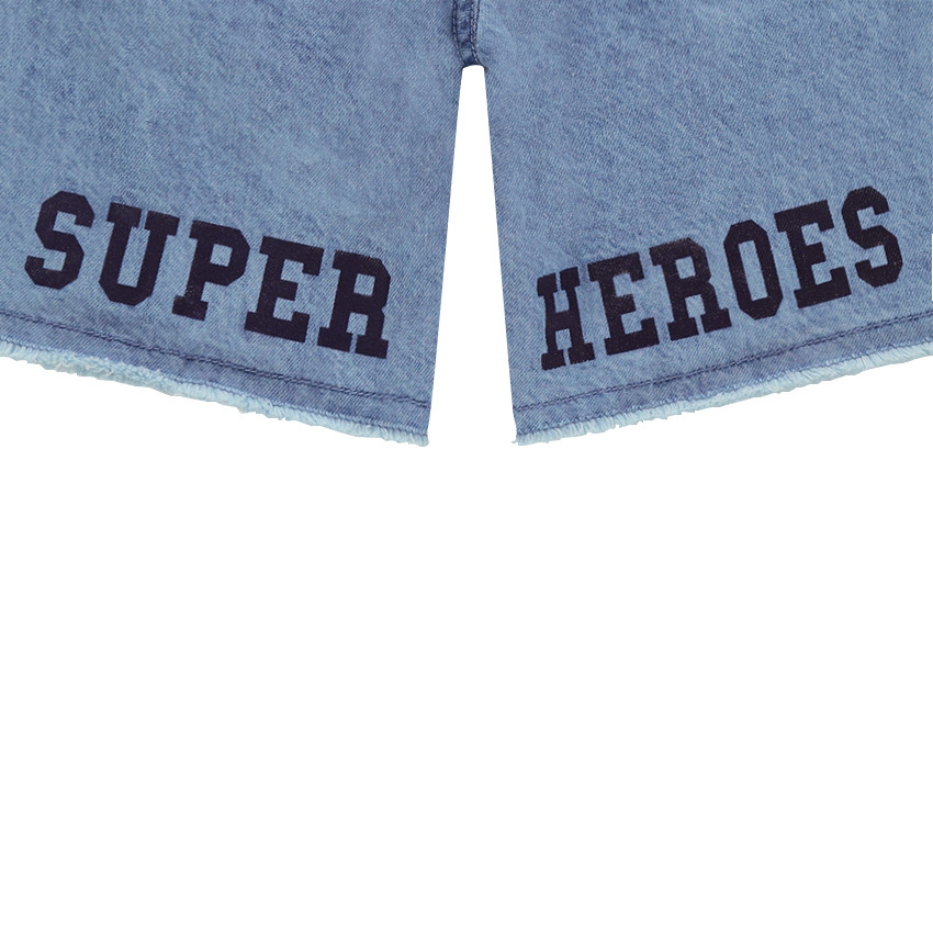 Bermuda en jeans effet crinkle avec texte printé au dos 