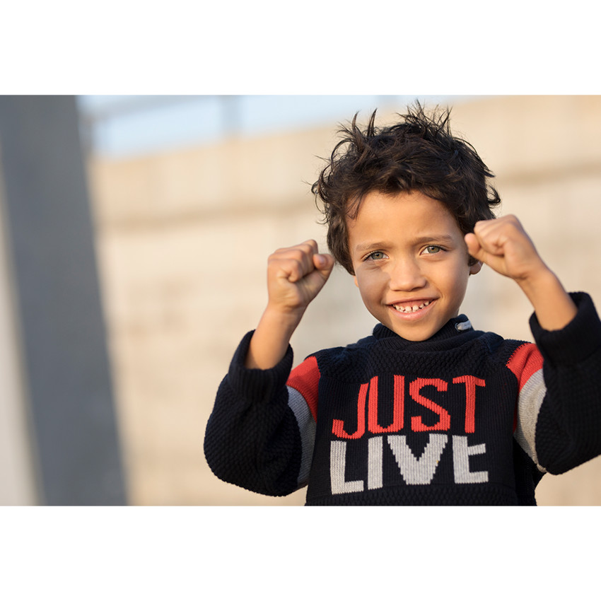 Pull en tricot fantaisie avec col roulé et inscription en jacquard 