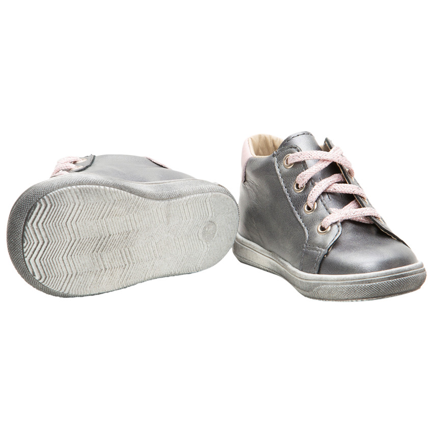 Bottillons en cuir argenté à lacets et pompon sur le côté 
