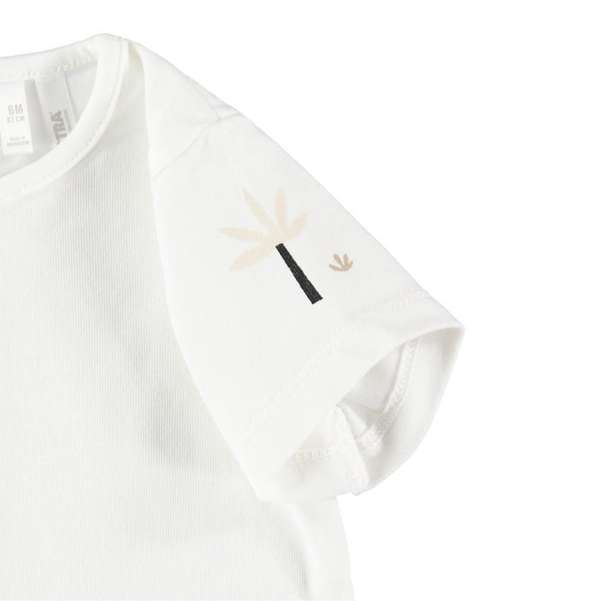 Ensemble avec salopette rayée et t-shirt pressionné 