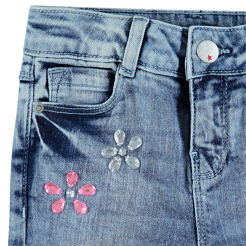 Jeans effet used avec strass fantaisie coupe slim 