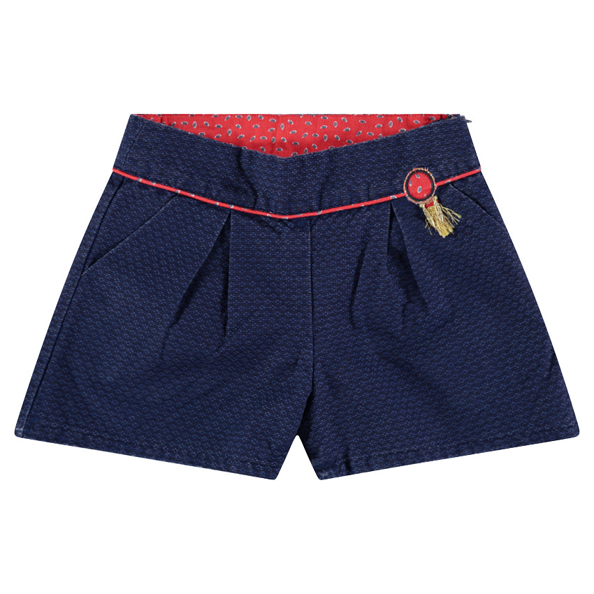 Short en faux-uni avec badge à franges et touches de rouge 