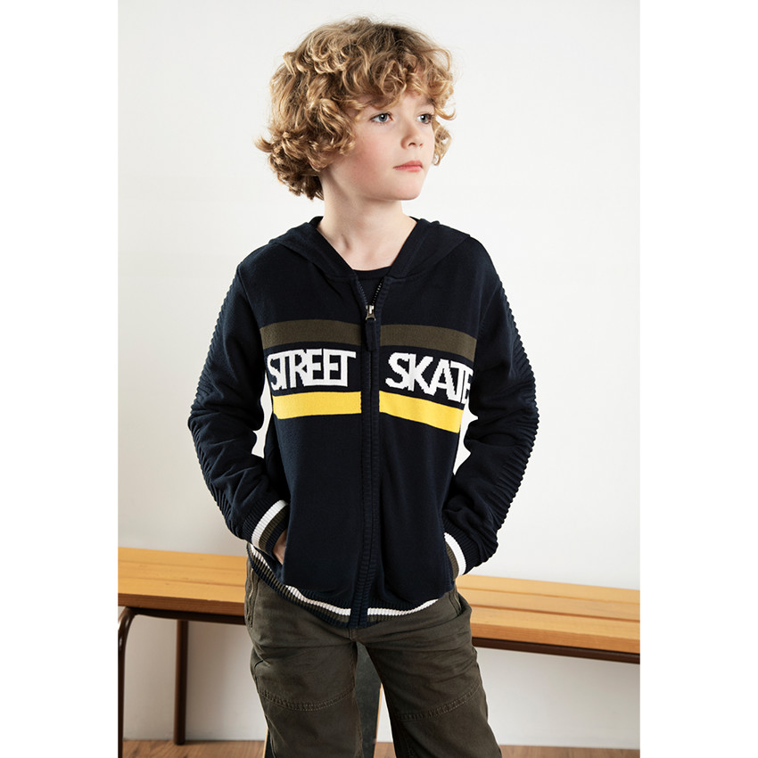Junior - Gilet à capuche en tricot avec bandes et inscriptions en jacquard 