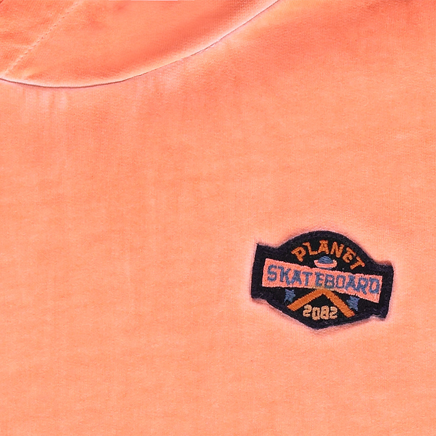 Sweat à capuche en molleton surteint avec badge patché forme écusson 