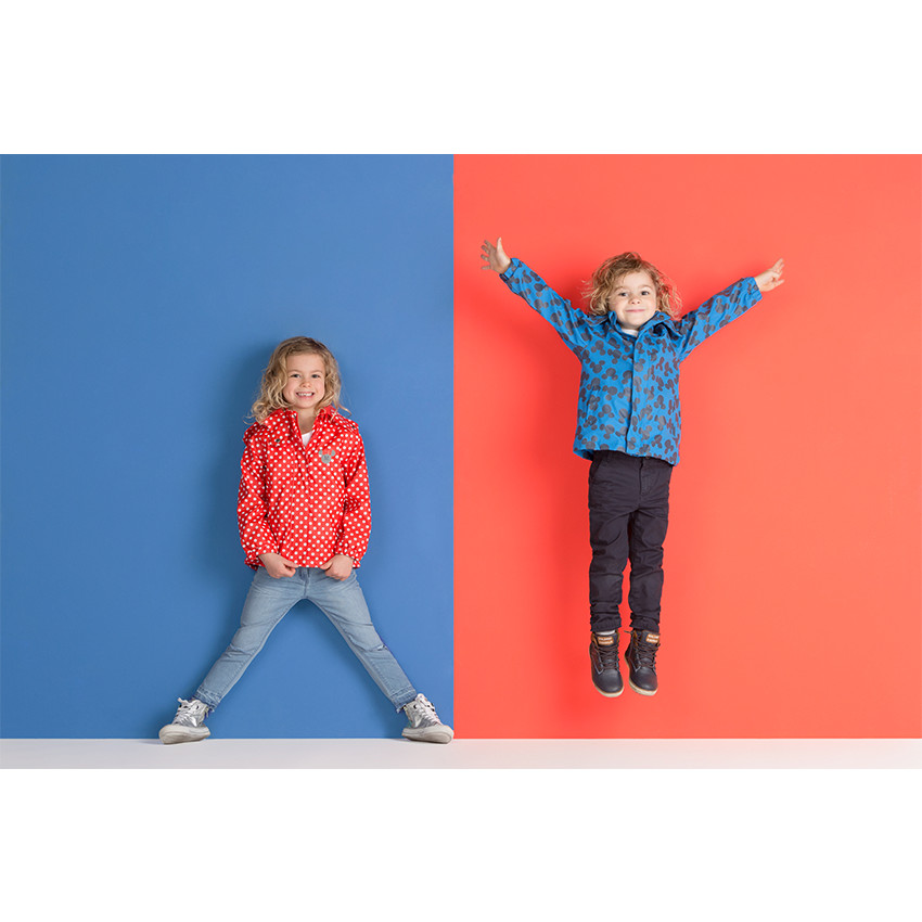 Jeans effet used avec déchirures sur les jambes 