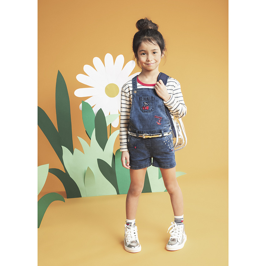 Salopette courte en jean effet used à broderies 