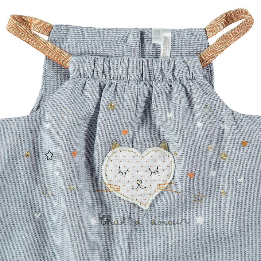 Salopette courtes en maille fantaisie à bretelles fines dorées et coeur patché 