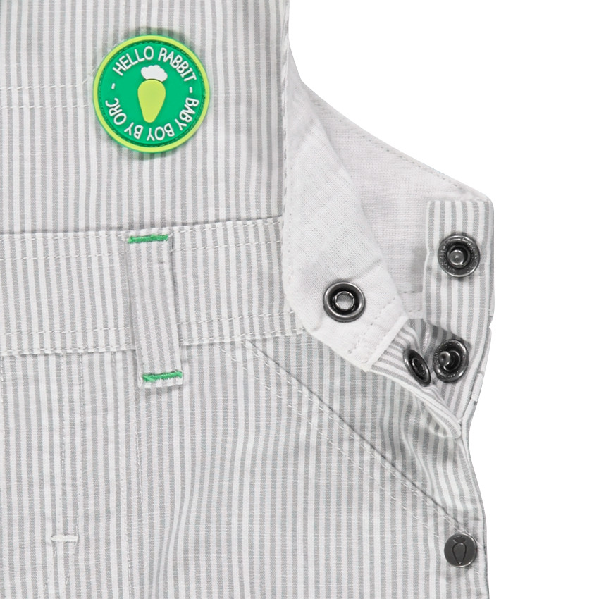 Salopette short rayée avec badge en gomme  