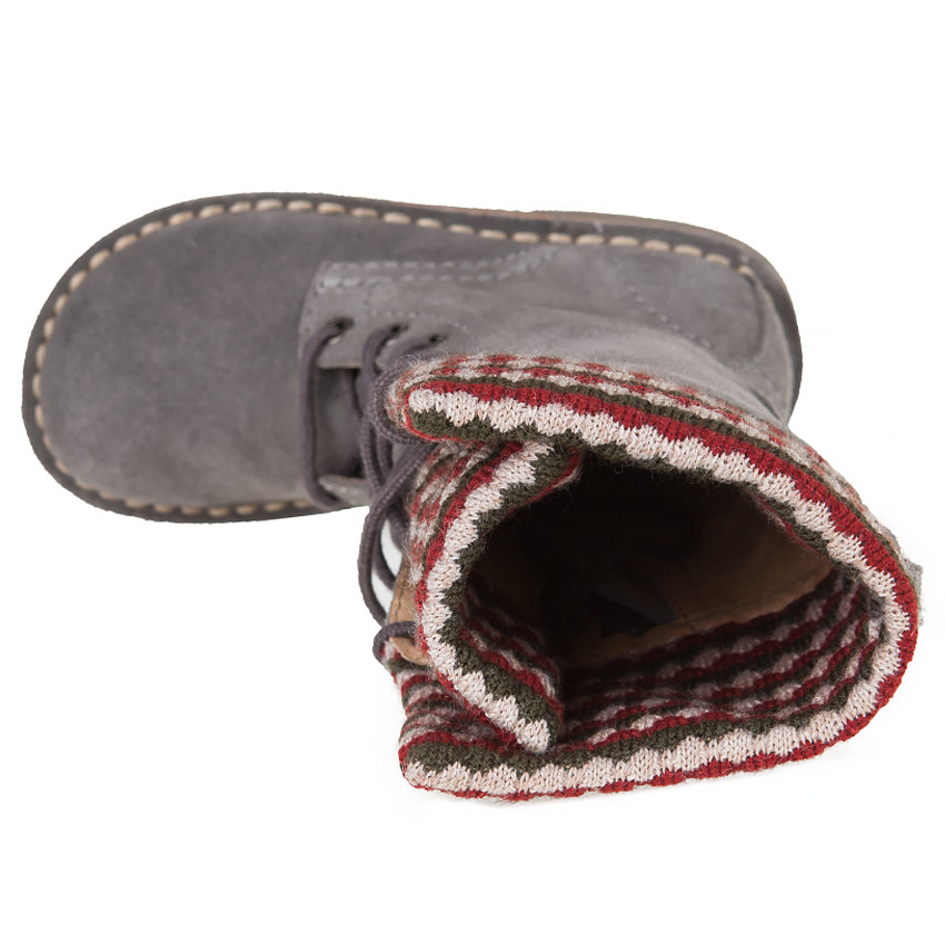 Bottes grises en cuir avec lacets et col tricot 